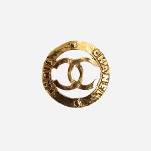 Pre-Owned Chanel Round CC Brooch